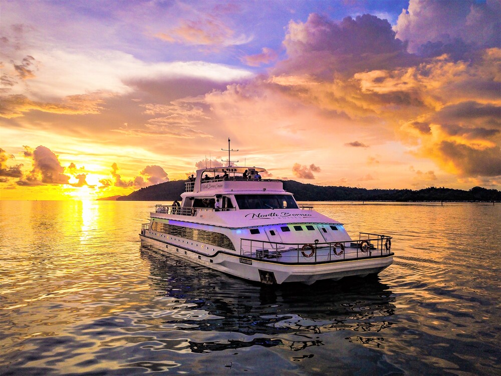 日落时分的 North Borneo Cruises 游艇